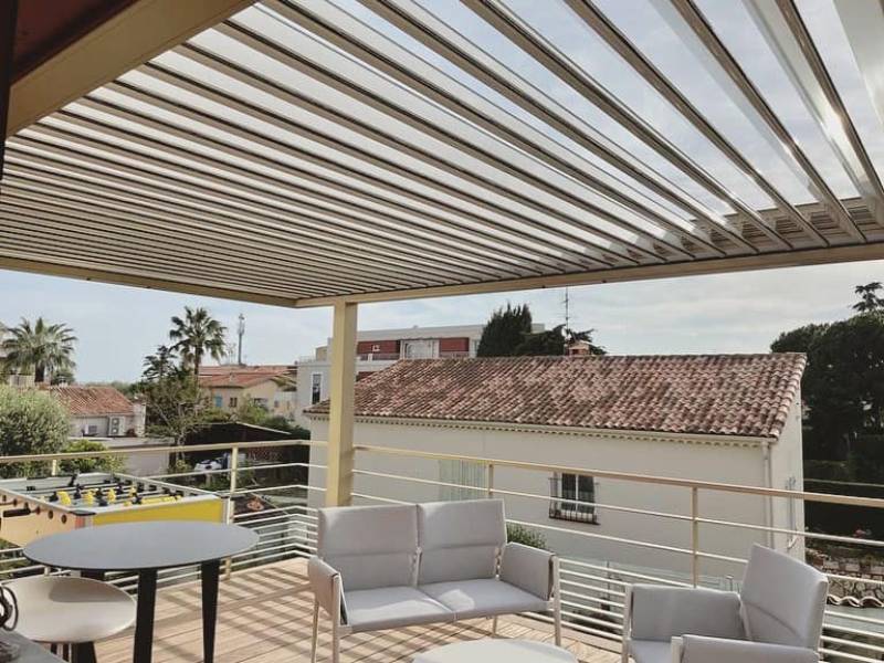 Installation d'une pergola bioclimatique avec store intégré sur une terrasse à Villeneuve-Loubet dans les Alpes Maritimes