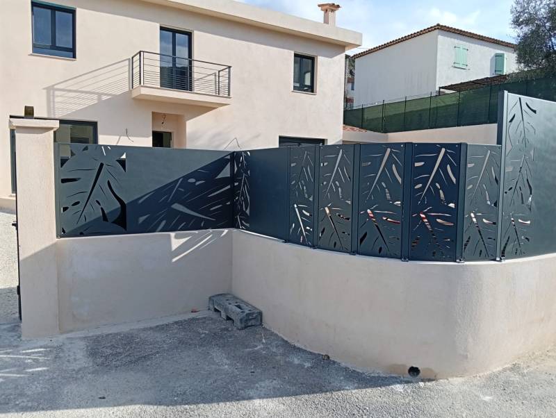 Clôture sur mesure en aluminium : élégance et protection extérieure