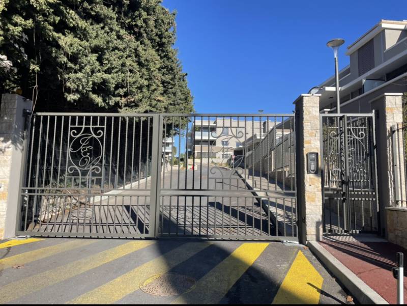 Fabrication et pose d'un portail à barreaudage en acier à Mougins près de Nice dans les Alpes Maritimes