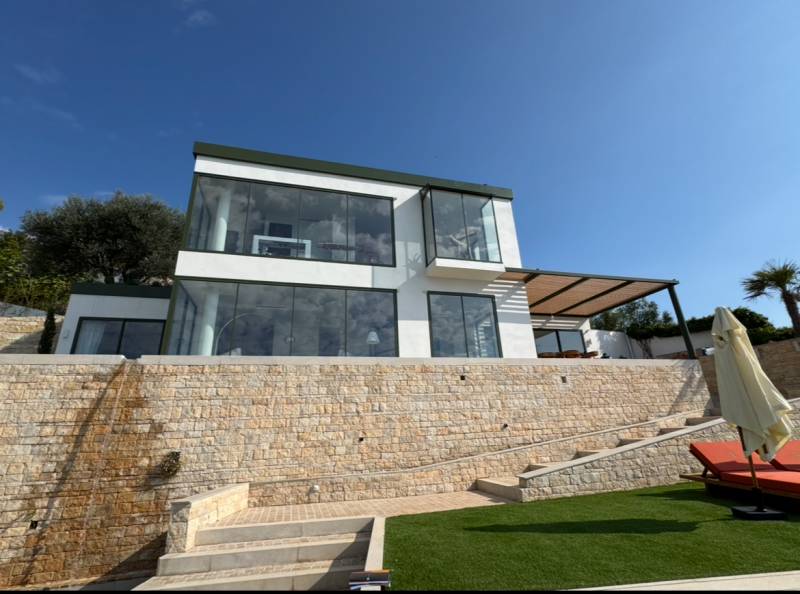 Baies vitrées aluminium Schüco – ouverture panoramique sur la Méditerranée