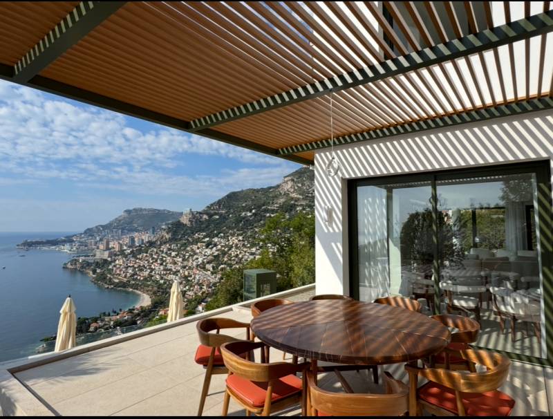 Pergola bioclimatique en aluminium à Roquebrune-Cap-Martin – Réalisation Azur Alu