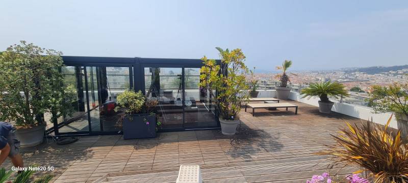 Fabrication et installation de véranda sur mesure en aluminium pour maison proche de Nice Côte d’Azur