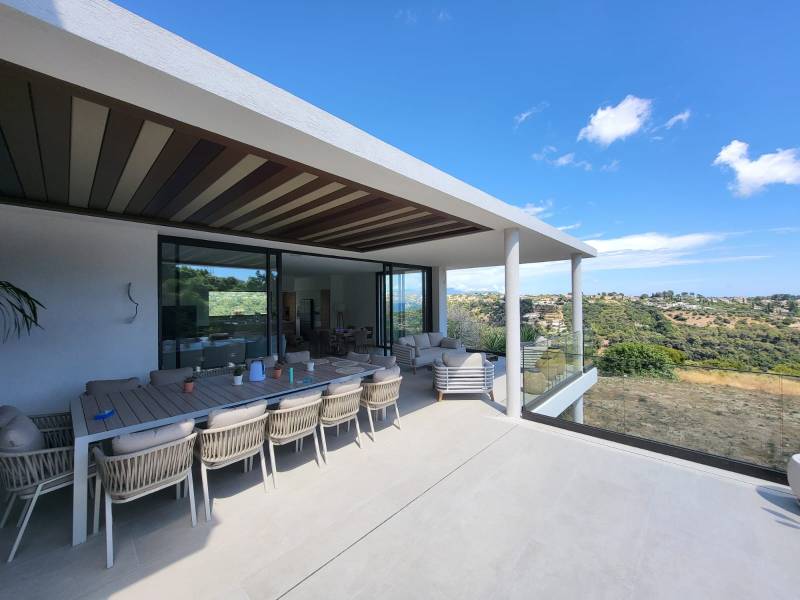 Fabrication et pose de pergolas bioclimatiques, garde-corps vitrés, porte d’entrée et menuiseries aluminium Antibes