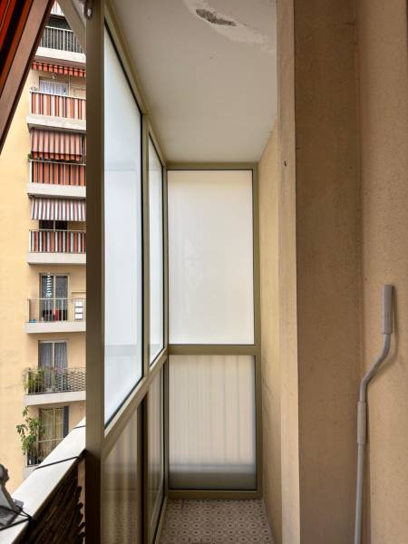 Fermeture de terrasse en vitrage fumé réalisée à Nice