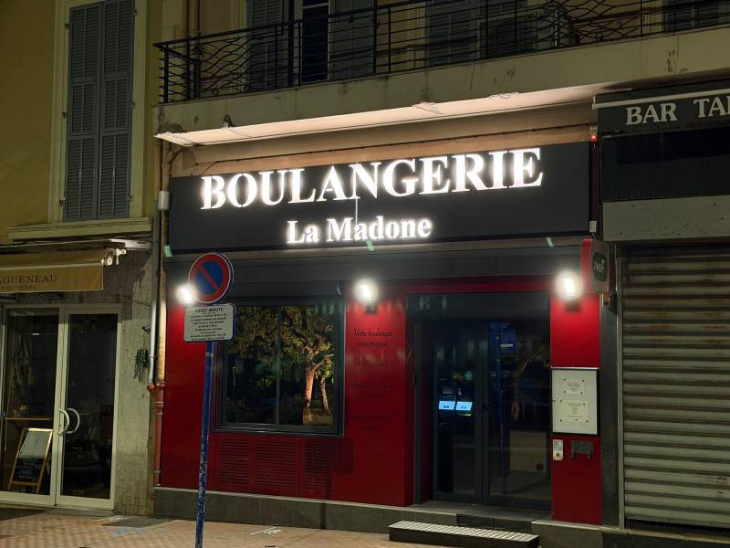 Nouvelle enseigne lumineuse de la boulangerie La Madone à Menton réalisée par Azur Alu
