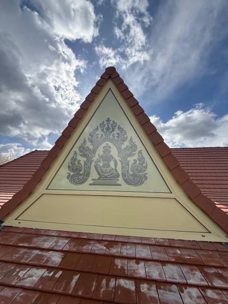 Vitrage sérigraphié installé en partie haute d’une pagode bouddhiste