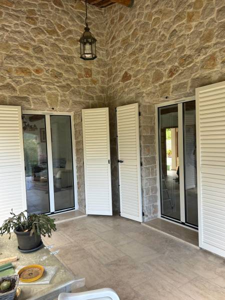 Volets persiennes aluminium sur mesure installés près de Nice