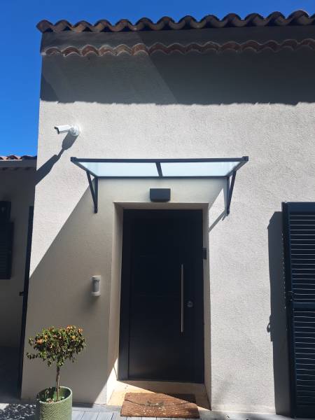 Marquise en verre sur mesure fabriquée et posée par Azur Alu