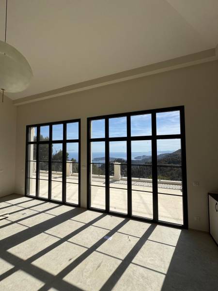 Baies vitrées aluminium style atelier pour une villa à Saint-Jean-Cap-Ferrat