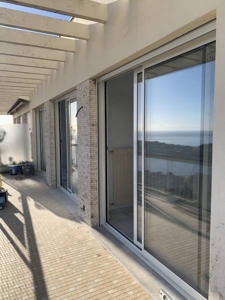Notre zone d'activité pour ce service Pose escalier au style contemporain et moderne avec structure métallique ajourée et marches en bois clair sur mesure