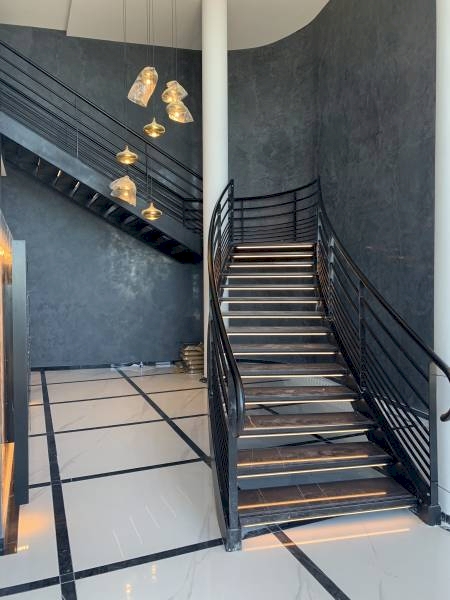 Notre zone d'activité pour ce service Pose escalier au style contemporain et moderne avec structure métallique ajourée et marches en bois clair sur mesure